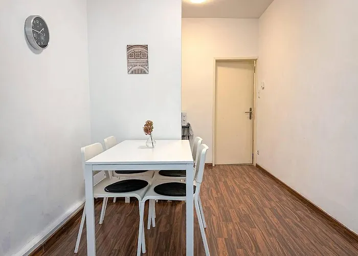 Warm 2 Bedroom Only 15 Minutes To Center